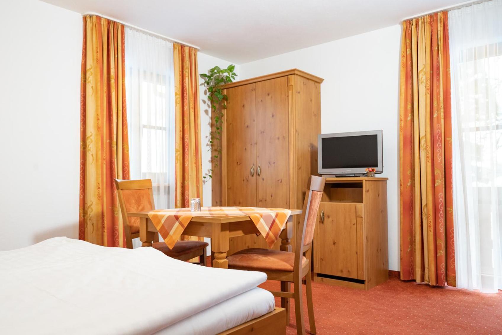 Gaeste- Und Apartmenthaus Wiesholler Chieming Exteriör bild