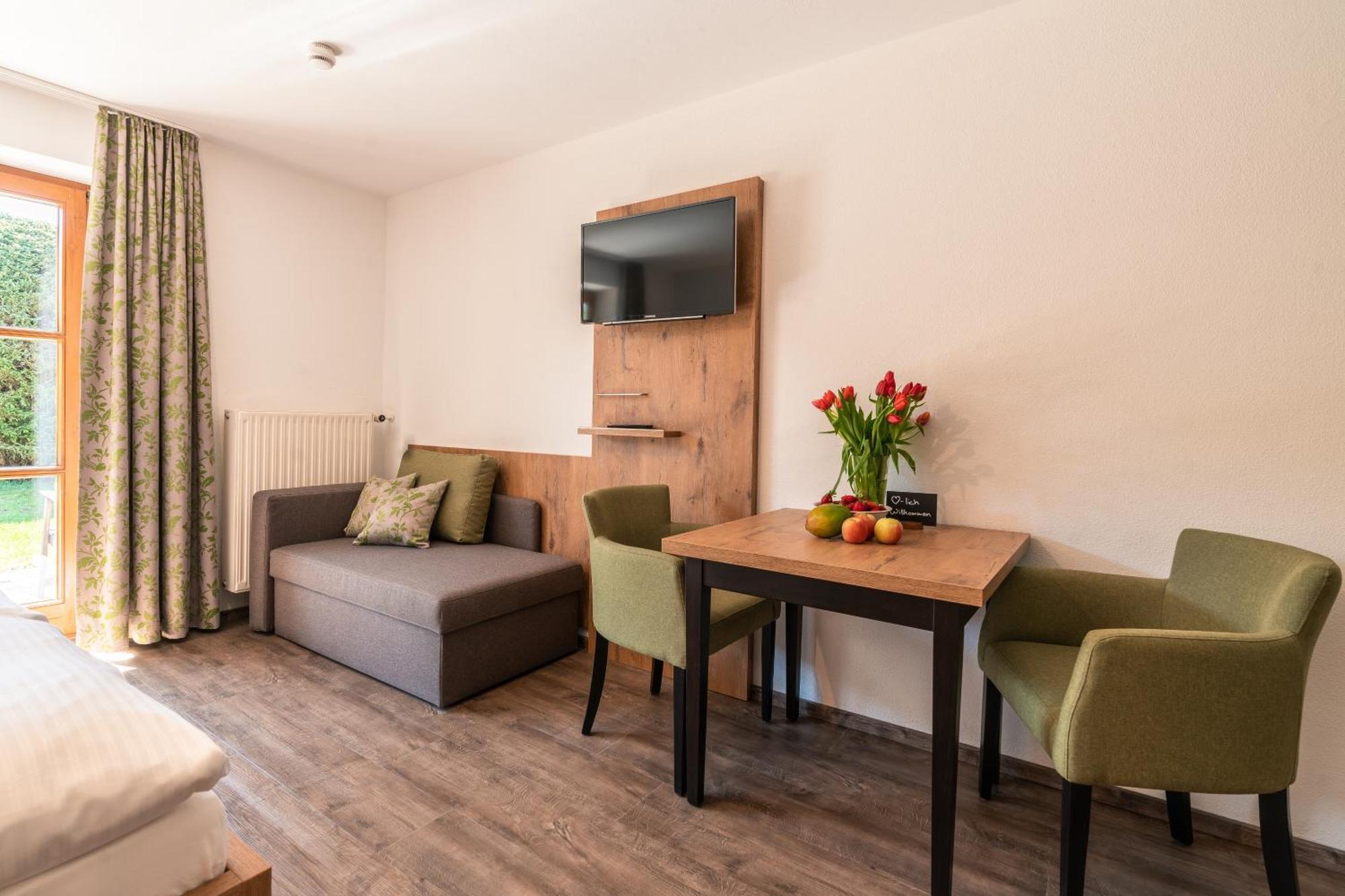 Gaeste- Und Apartmenthaus Wiesholler Chieming Exteriör bild