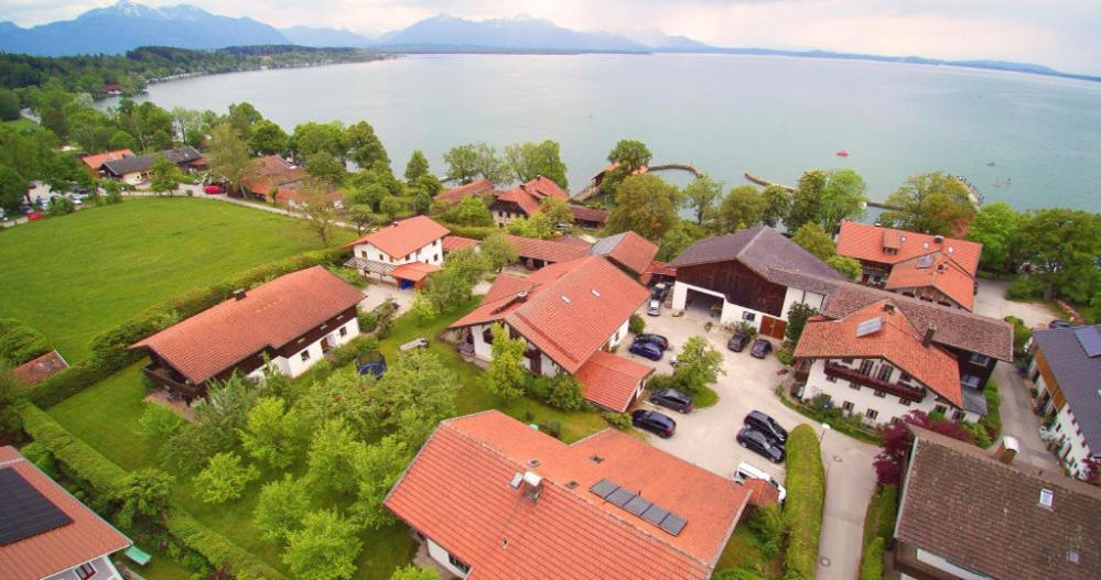 Gaeste- Und Apartmenthaus Wiesholler Chieming Exteriör bild